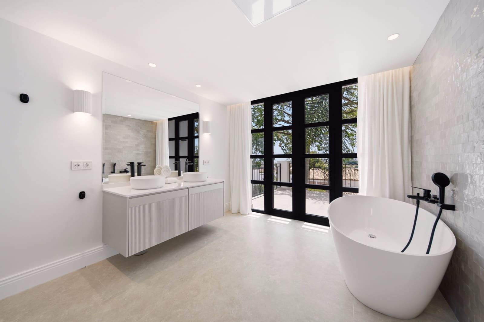 5 bedroom Villa for sale in Benahavis with pool garage - € 4,775,000 (Ref: 10161160)