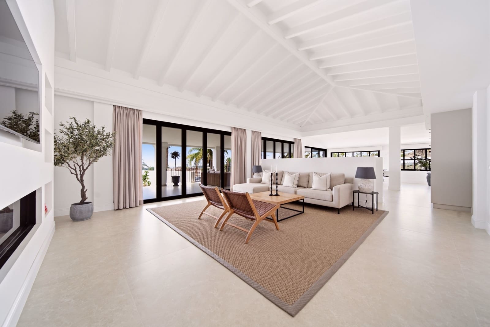 5 bedroom Villa for sale in Benahavis with pool garage - € 4,775,000 (Ref: 10161160)