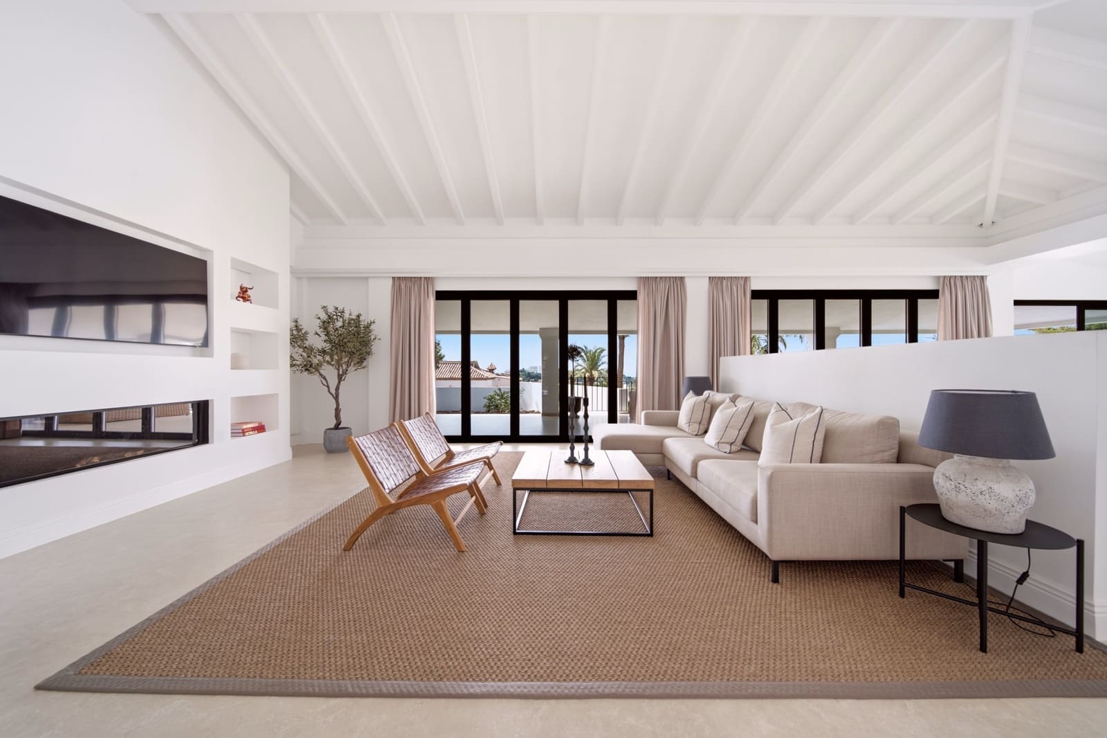 5 bedroom Villa for sale in Benahavis with pool garage - € 4,775,000 (Ref: 10161160)