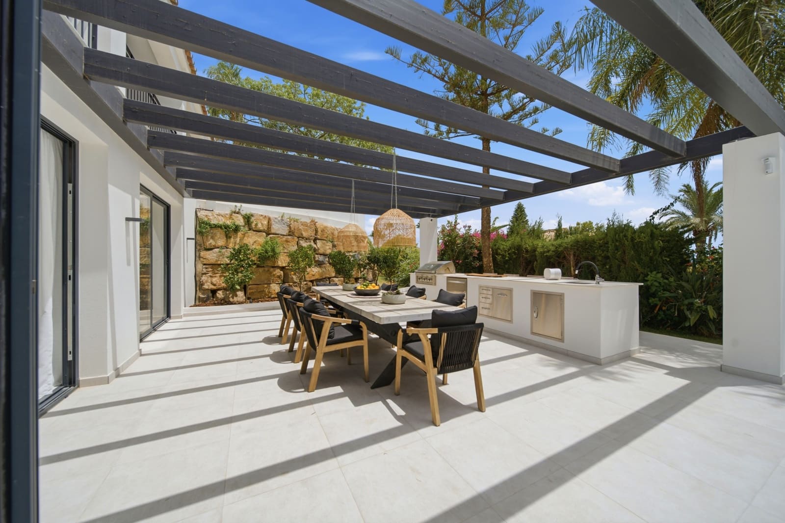 5 bedroom Villa for sale in Benahavis with pool garage - € 4,775,000 (Ref: 10161160)