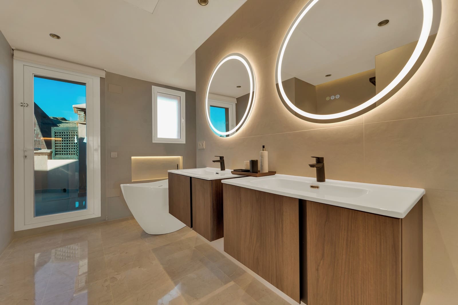 4 bedroom Penthouse for sale in Nueva Andalucia with pool garage - € 2,995,000 (Ref: 10176959)