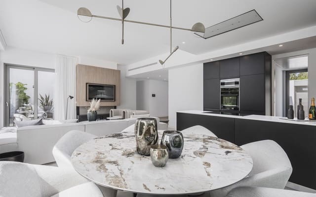 5 sypialnia Willa na sprzedaż w El Paraiso, Estepona z basenem - 2 850 000 € (Ref: 7227353)