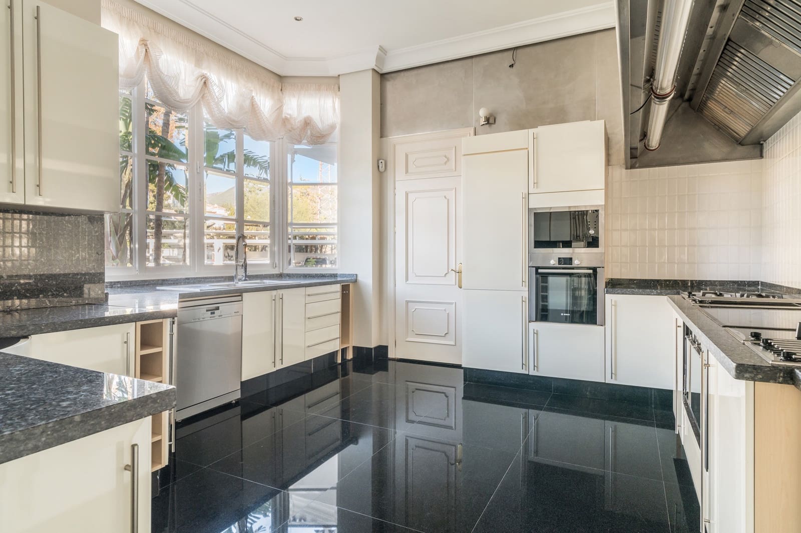 7 bedroom Villa for sale in Mijas with pool - € 3,560,000 (Ref: 7379593)