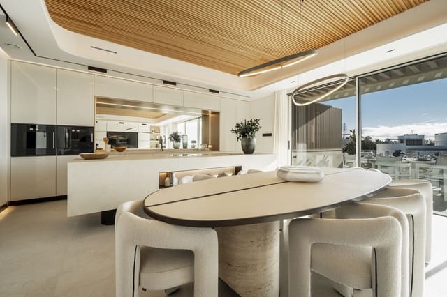 2 sovrum Lägenhet till salu i Las Chapas, Marbella med pool garage - 2 490 000 € (Ref: 7513777)