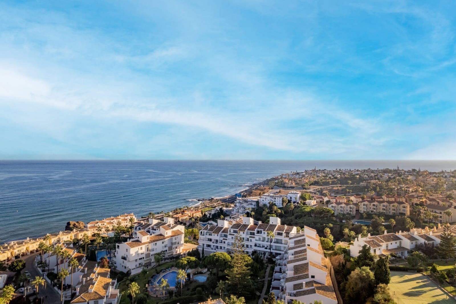 2 bedroom Apartment for sale in Fuengirola with pool garage - € 335,000 (Ref: 7824923)