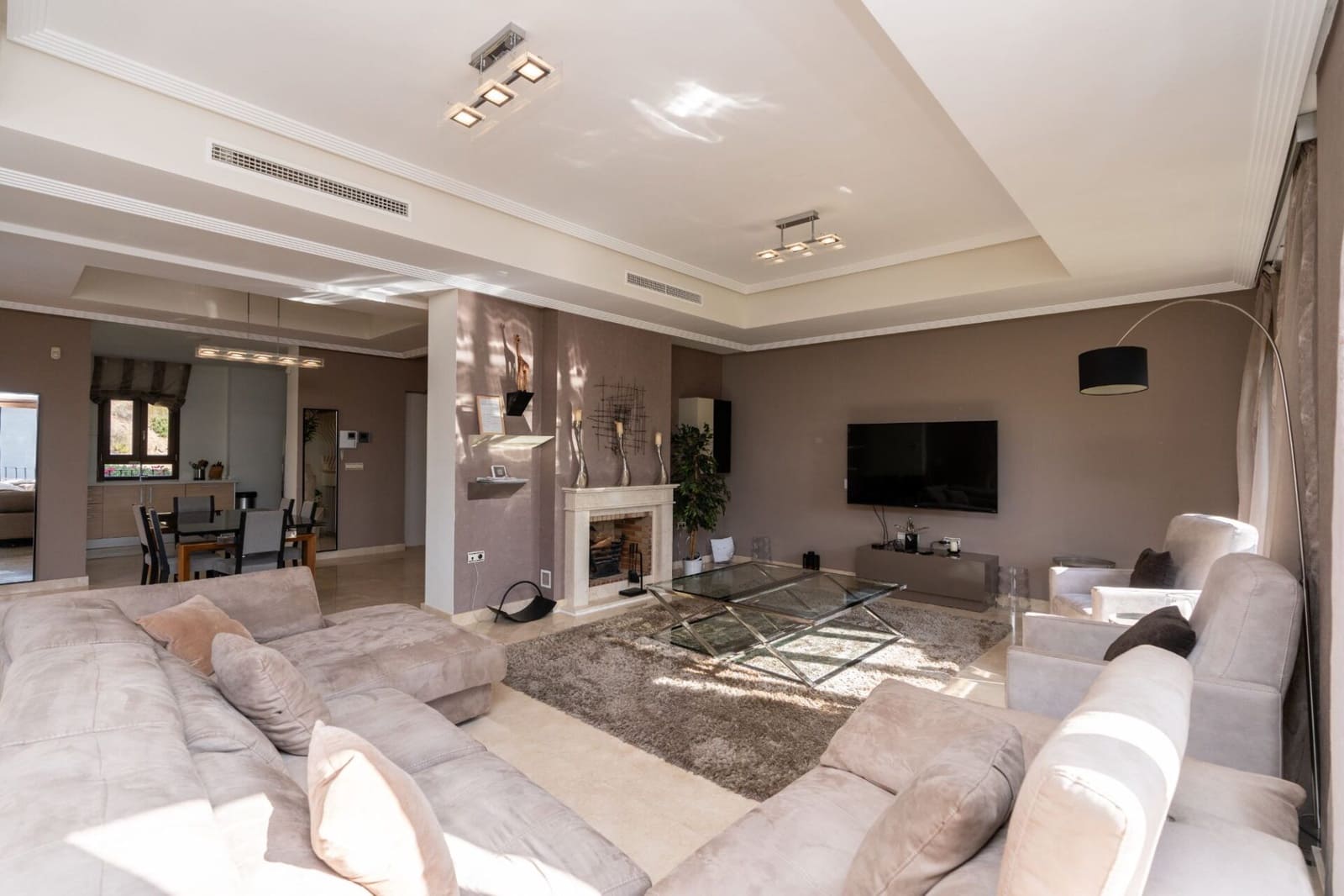 4 bedroom Villa for sale in Benahavis with pool - € 1,275,000 (Ref: 7948246)