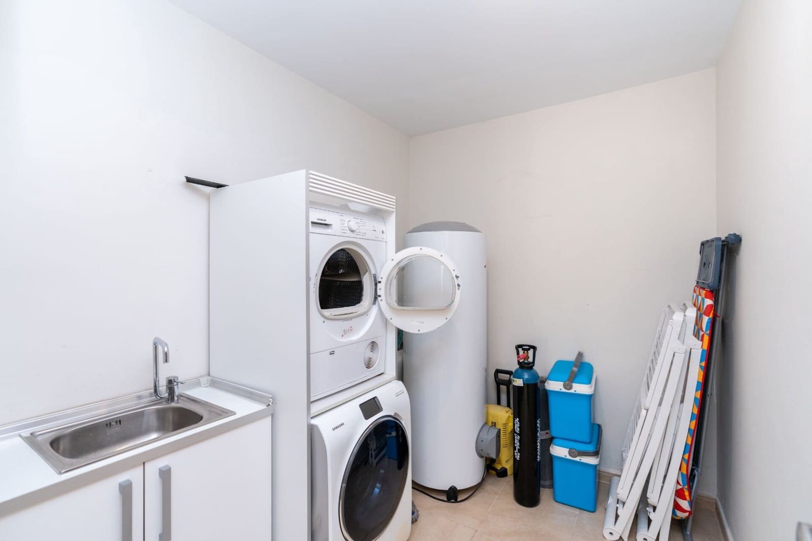 4 bedroom Villa for sale in Benahavis with pool - € 1,275,000 (Ref: 7948246)