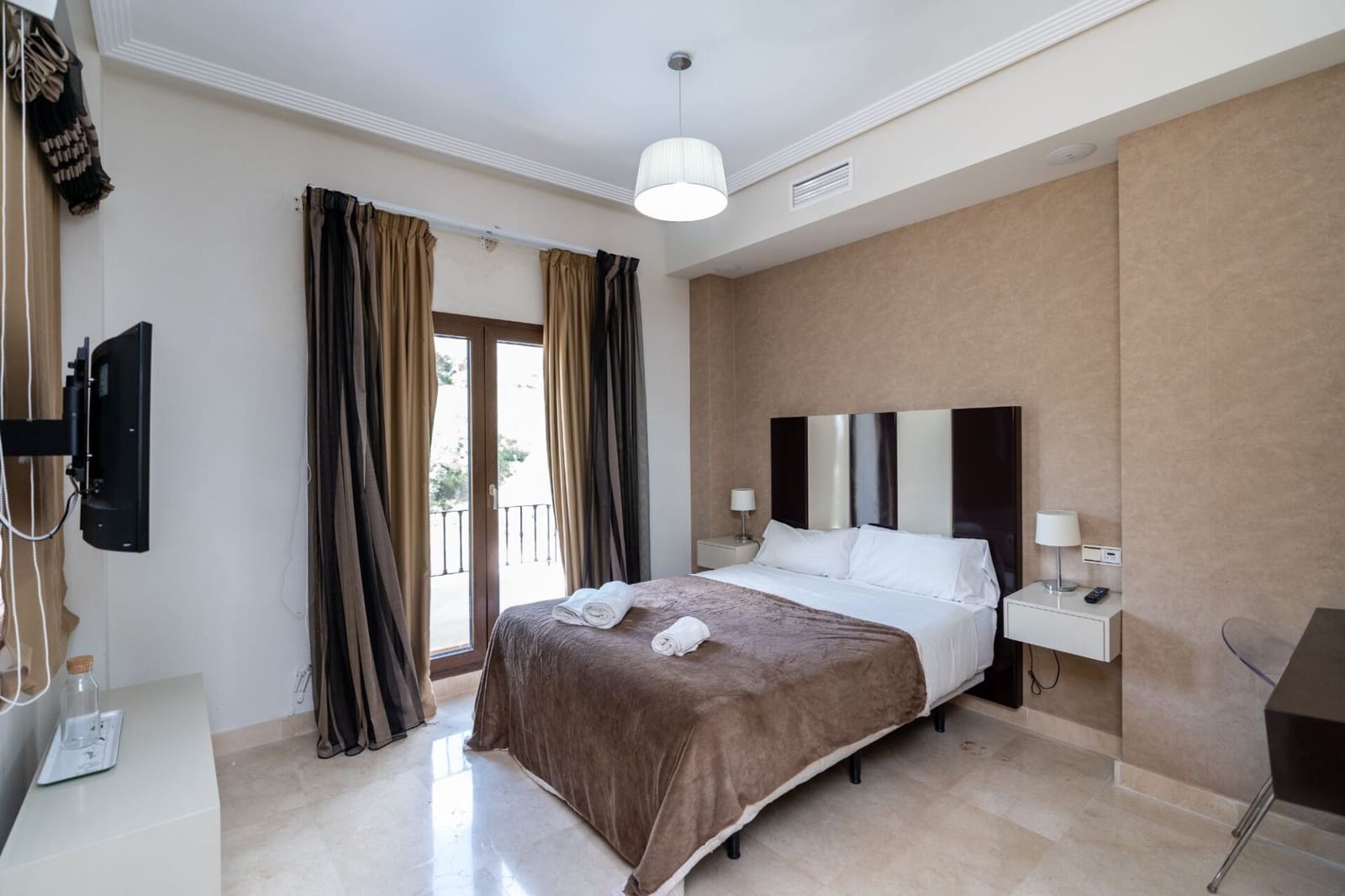 4 bedroom Villa for sale in Benahavis with pool - € 1,275,000 (Ref: 7948246)