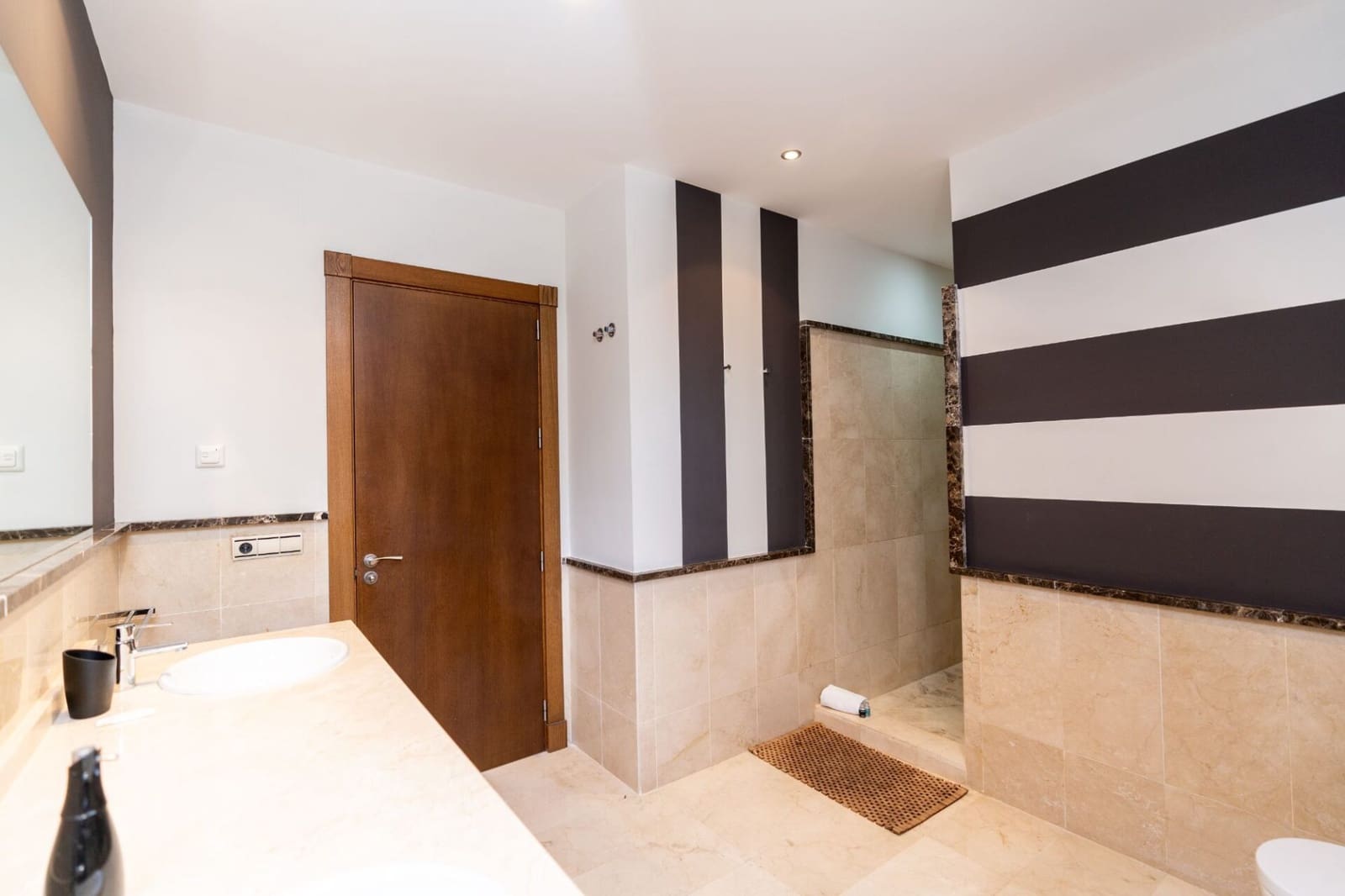 4 bedroom Villa for sale in Benahavis with pool - € 1,275,000 (Ref: 7948246)