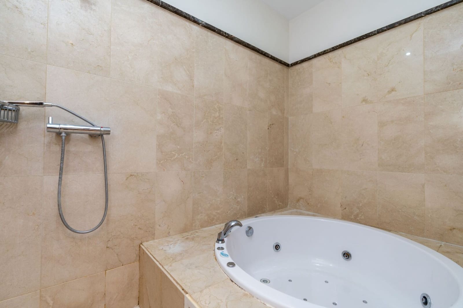 4 bedroom Villa for sale in Benahavis with pool - € 1,275,000 (Ref: 7948246)