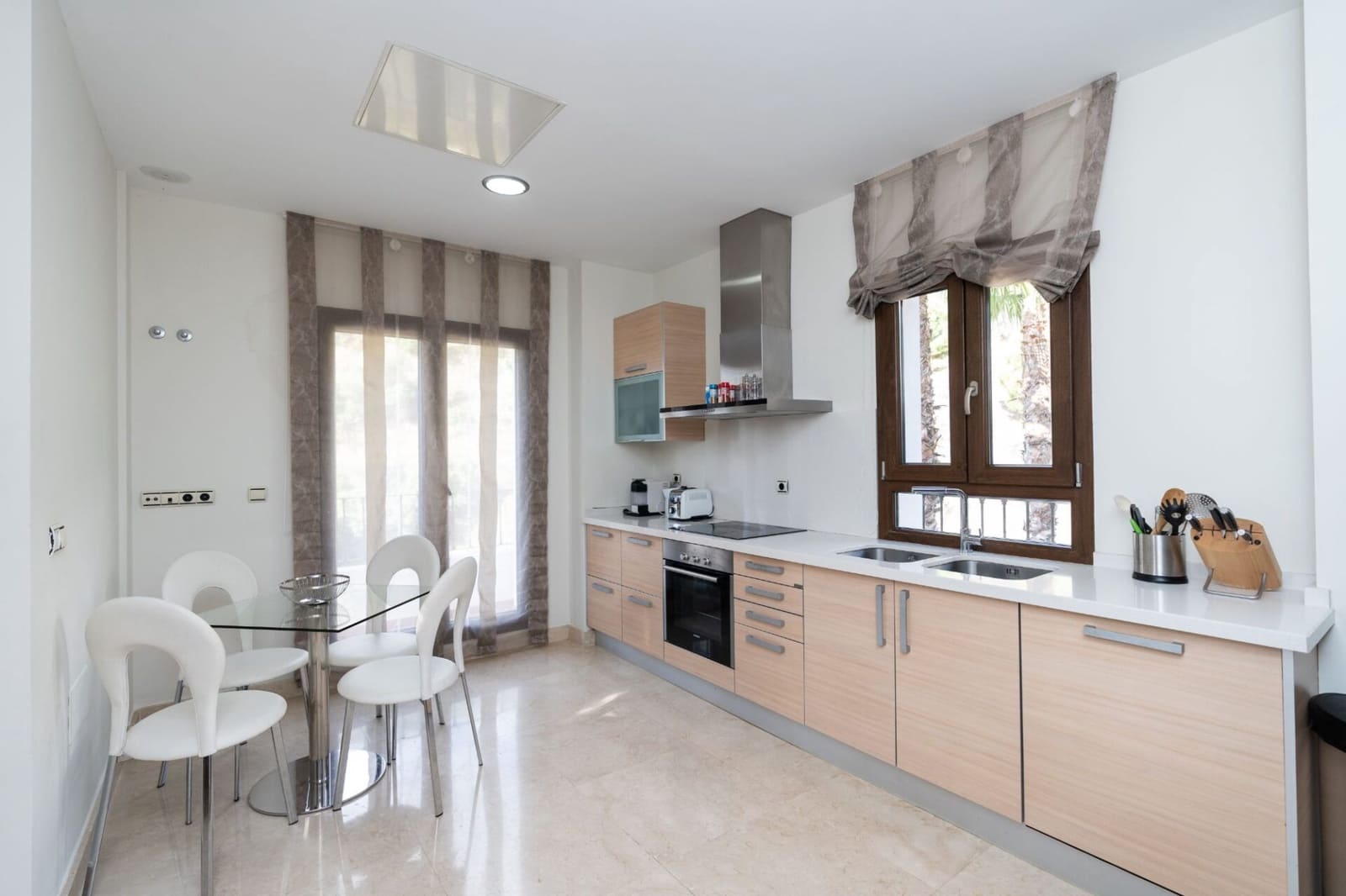 4 bedroom Villa for sale in Benahavis with pool - € 1,275,000 (Ref: 7948246)