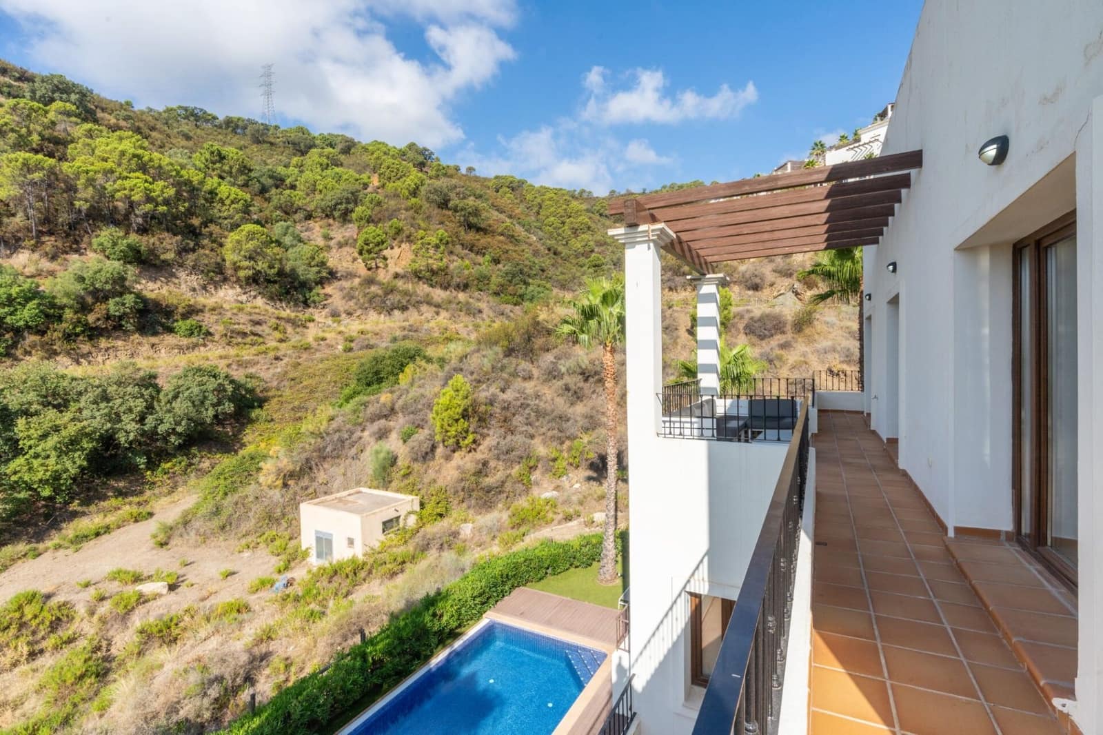 4 bedroom Villa for sale in Benahavis with pool - € 1,275,000 (Ref: 7948246)