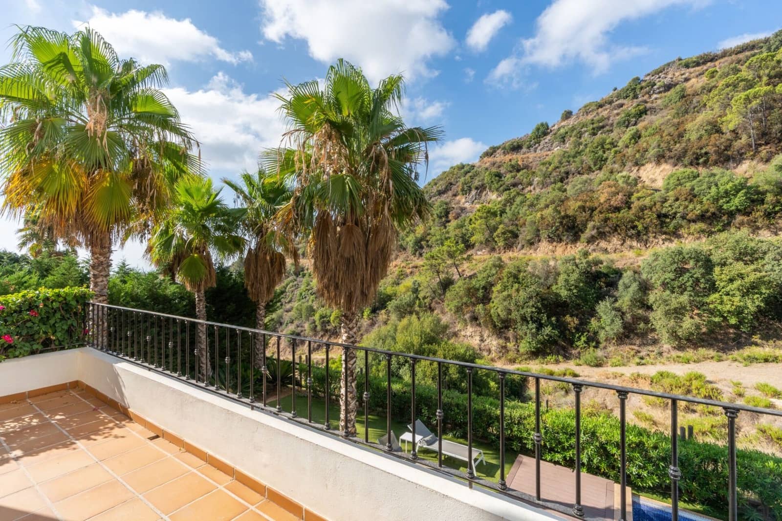 4 bedroom Villa for sale in Benahavis with pool - € 1,275,000 (Ref: 7948246)