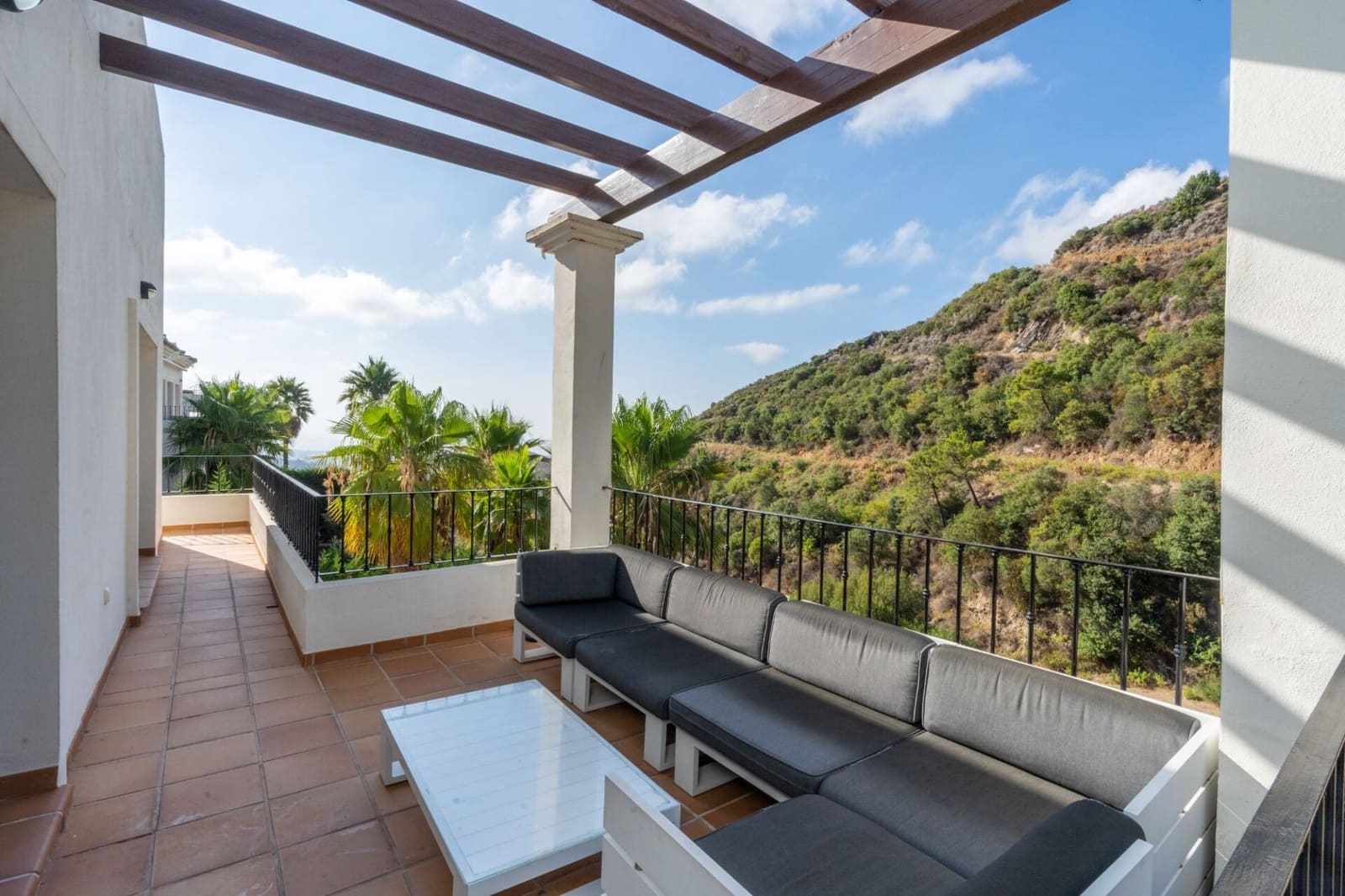 4 bedroom Villa for sale in Benahavis with pool - € 1,275,000 (Ref: 7948246)