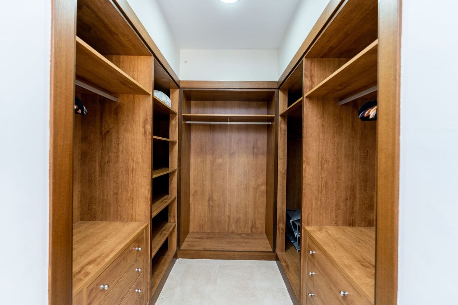 4 bedroom Villa for sale in Benahavis with pool - € 1,275,000 (Ref: 7948246)