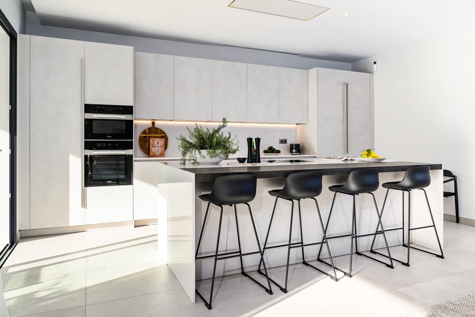 5 slaapkamer Villa te koop in Nueva Andalucia met zwembad garage - € 4.500.000 (Ref: 7969044)