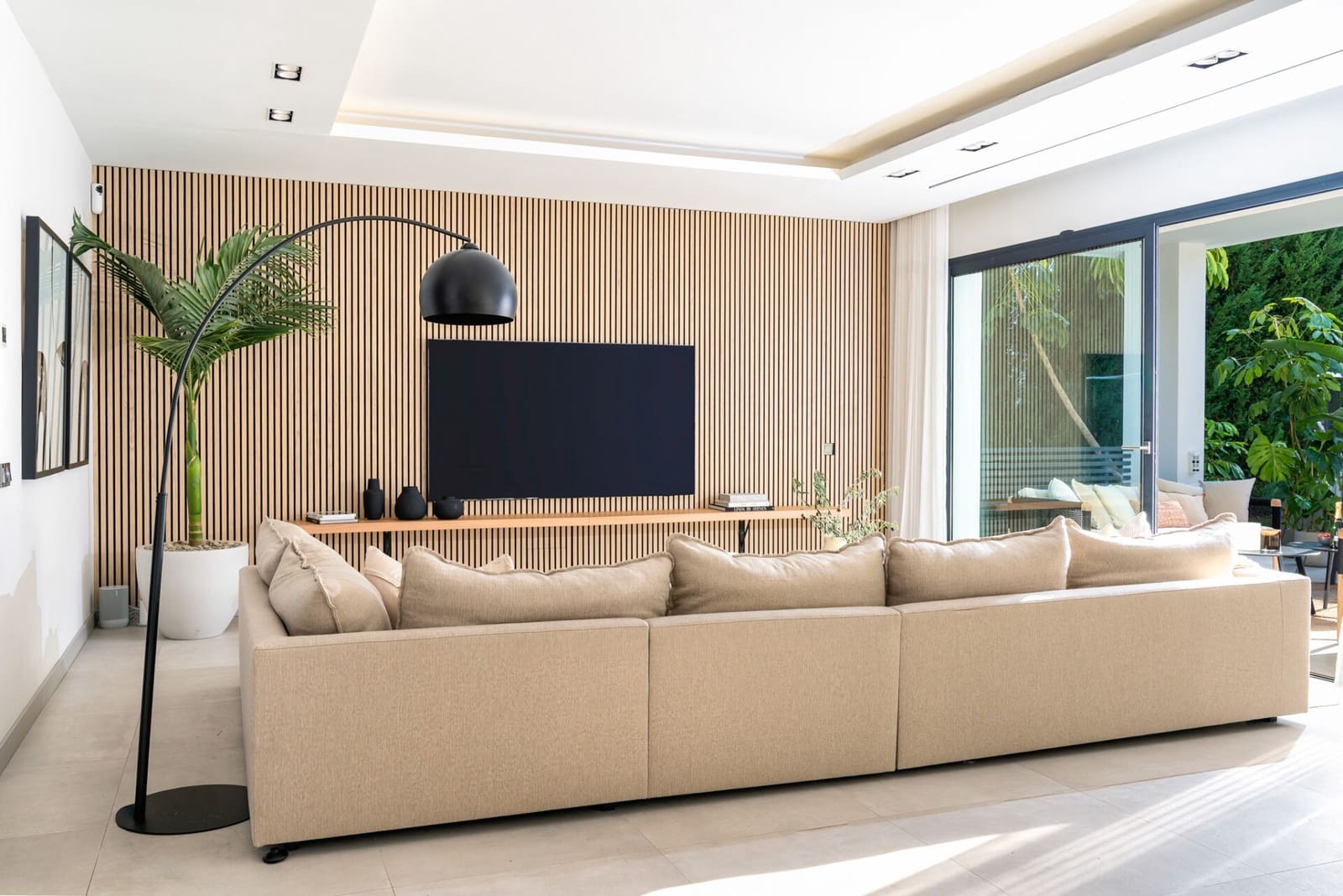 5 slaapkamer Villa te koop in Nueva Andalucia met zwembad garage - € 4.500.000 (Ref: 7969044)