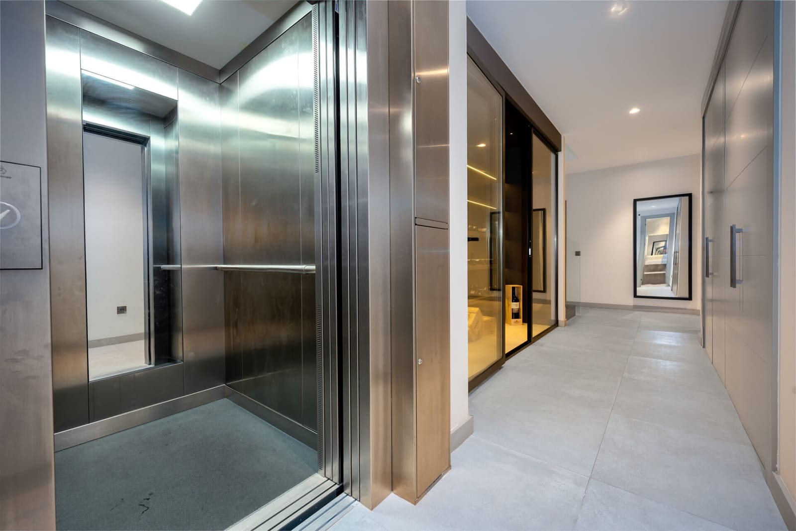 5 slaapkamer Villa te koop in Nueva Andalucia met zwembad garage - € 4.500.000 (Ref: 7969044)