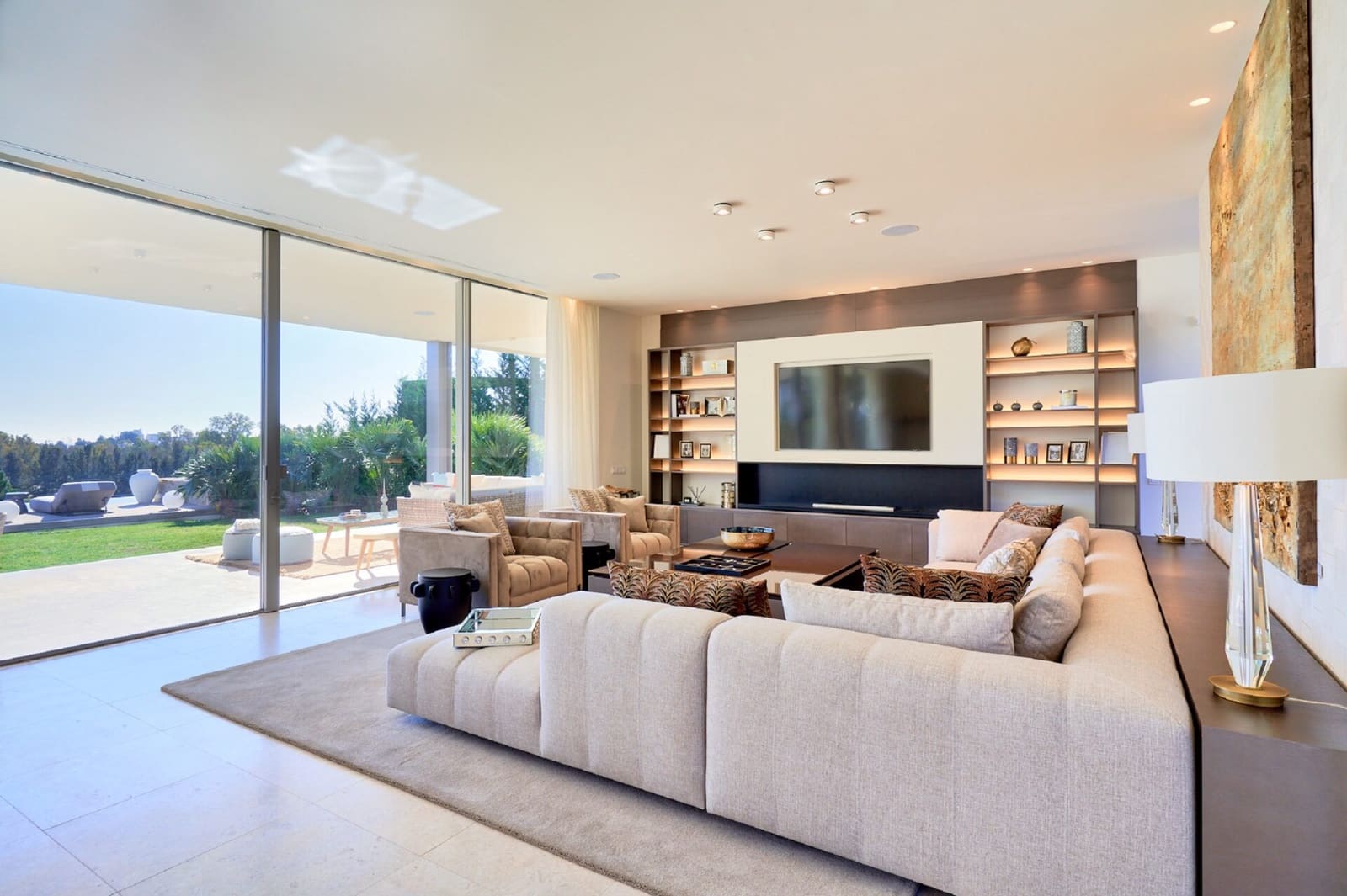 5 bedroom Villa for sale in Benahavis with pool - € 4,250,000 (Ref: 7984676)