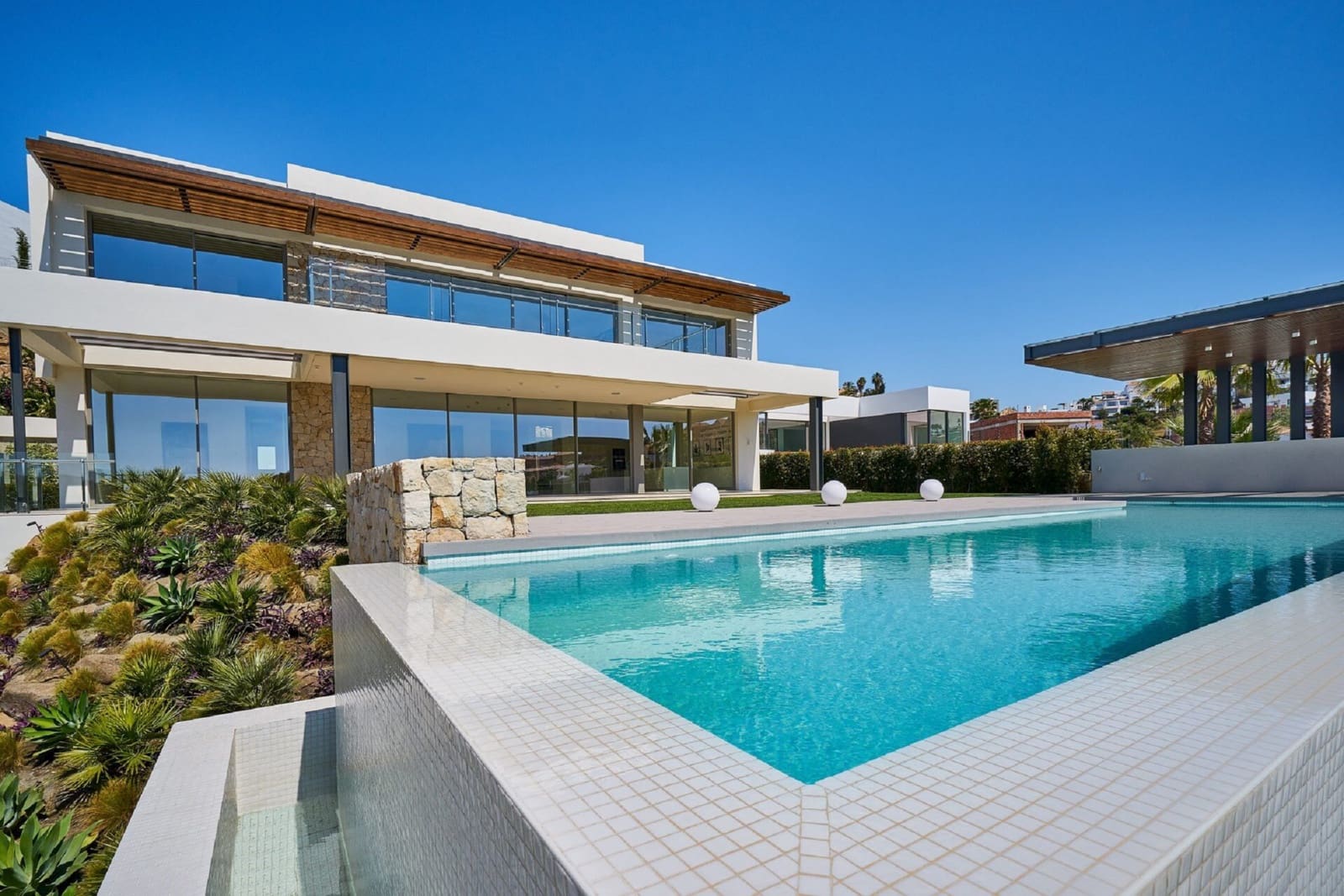 5 bedroom Villa for sale in Benahavis with pool - € 4,250,000 (Ref: 7984676)