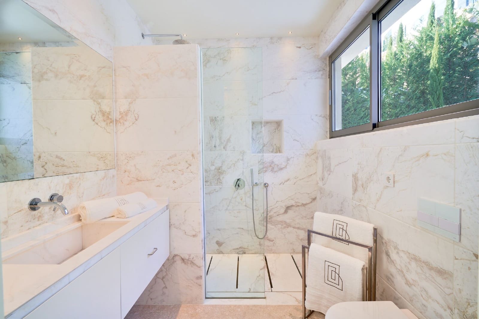 5 bedroom Villa for sale in Benahavis with pool - € 4,250,000 (Ref: 7984676)