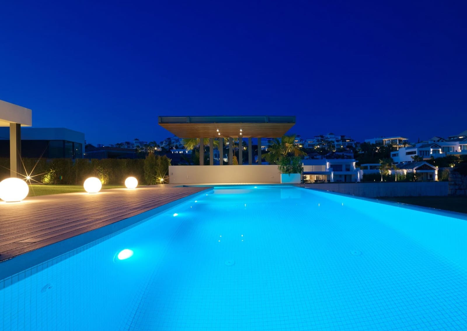 5 bedroom Villa for sale in Benahavis with pool - € 4,250,000 (Ref: 7984676)
