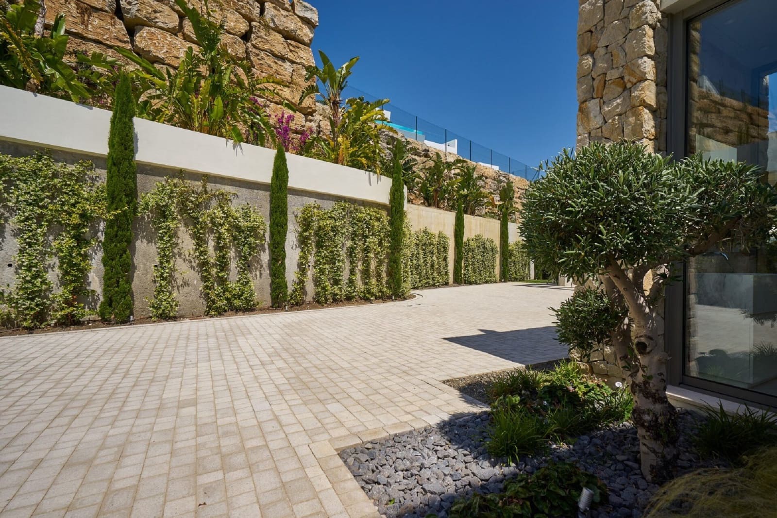 5 bedroom Villa for sale in Benahavis with pool - € 4,250,000 (Ref: 7984676)