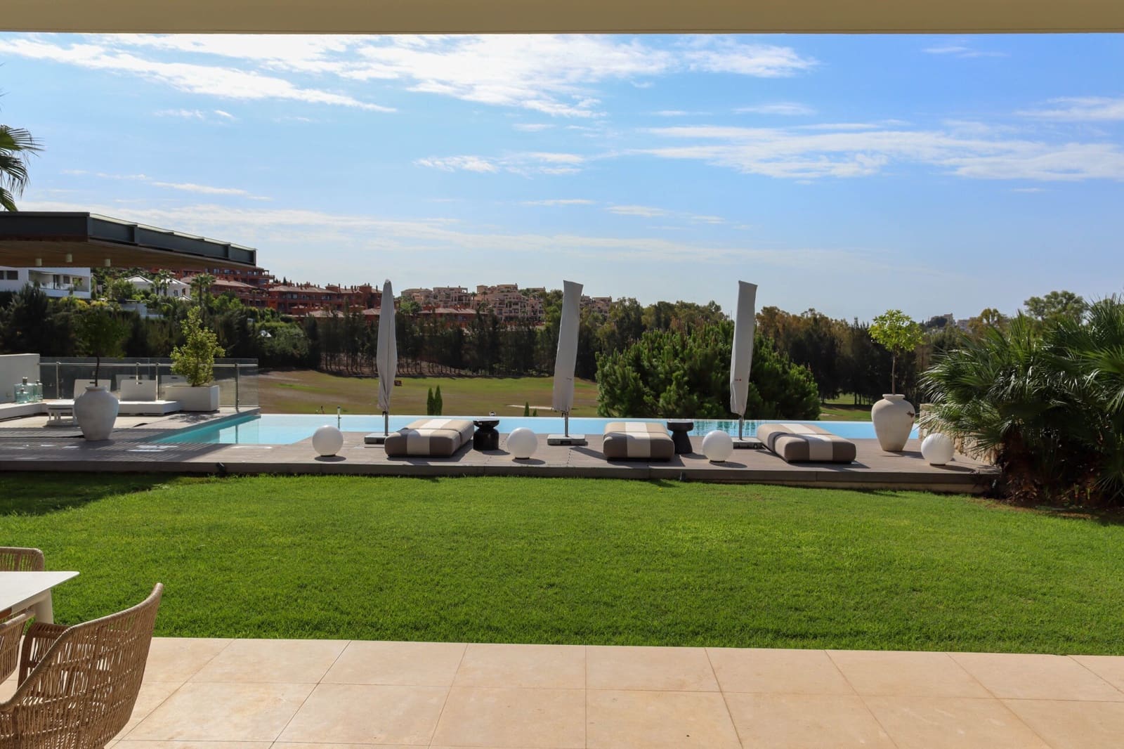 5 bedroom Villa for sale in Benahavis with pool - € 4,250,000 (Ref: 7984676)