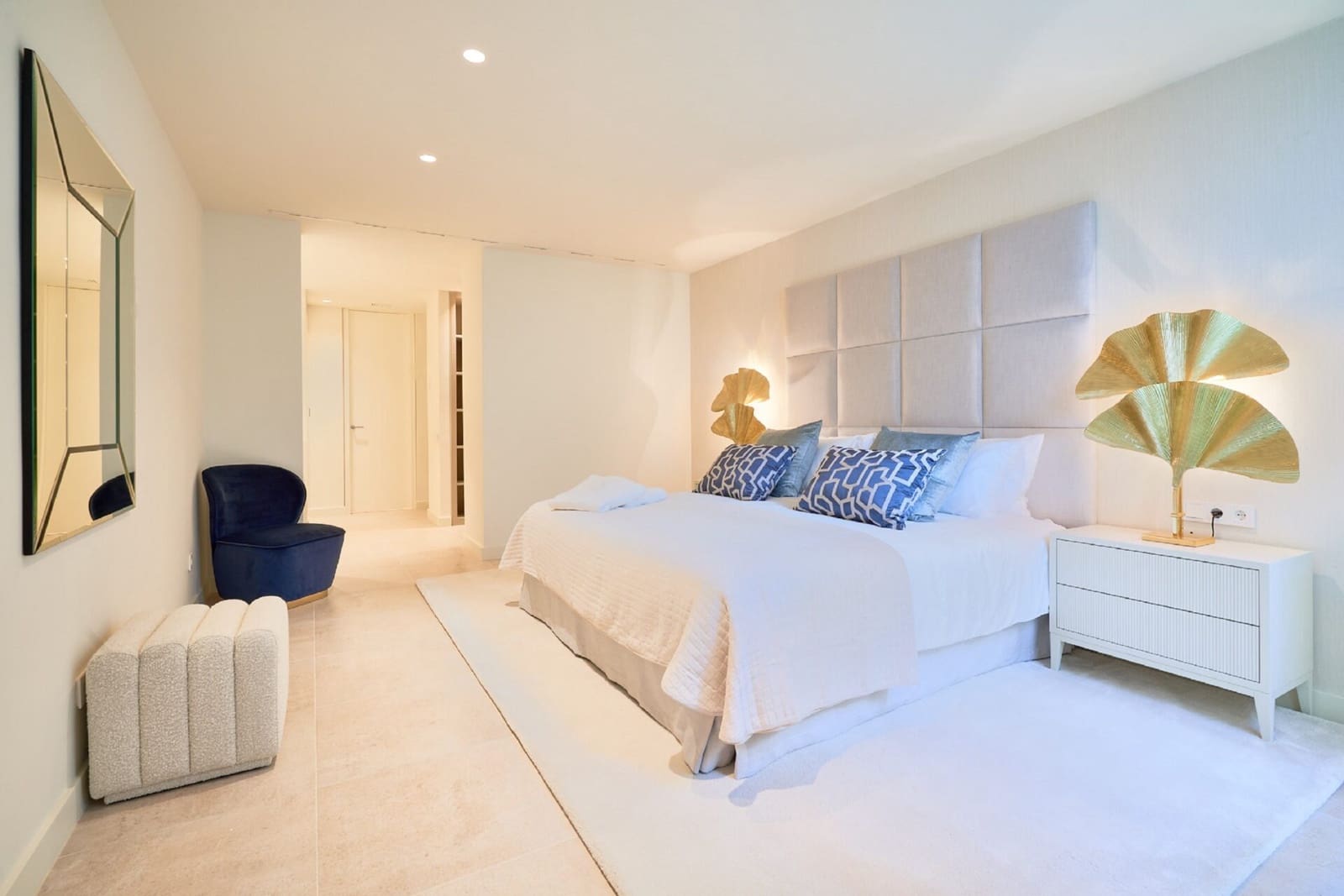 5 bedroom Villa for sale in Benahavis with pool - € 4,250,000 (Ref: 7984676)