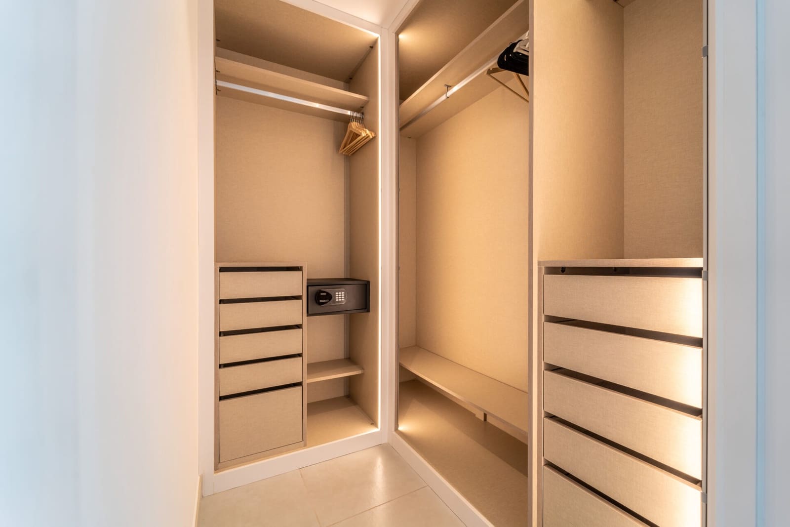 3 bedroom Apartment for sale in Fuengirola with pool garage - € 1,067,000 (Ref: 8210219)