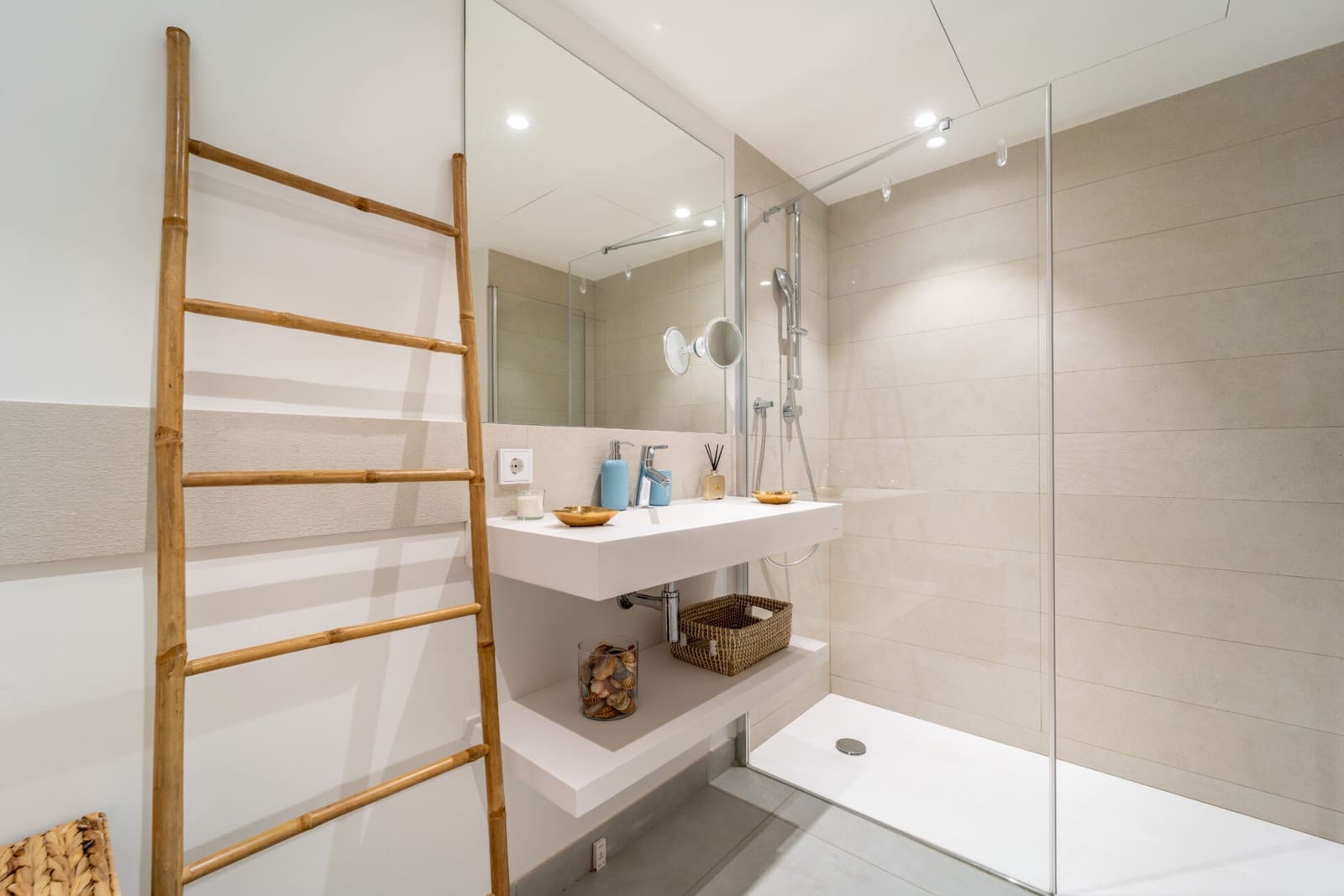 3 bedroom Apartment for sale in Fuengirola with pool garage - € 1,067,000 (Ref: 8210219)