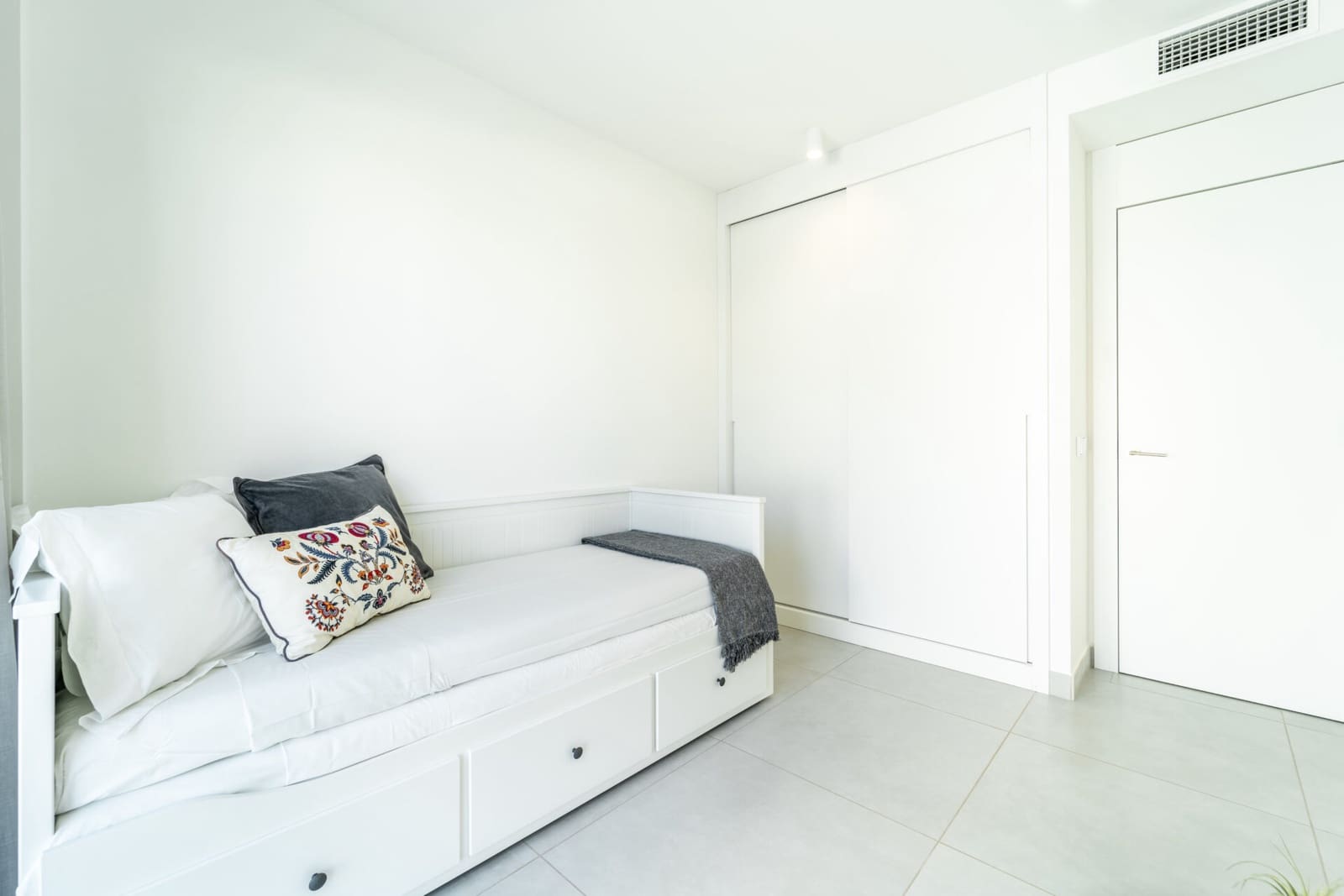 3 bedroom Apartment for sale in Fuengirola with pool garage - € 1,067,000 (Ref: 8210219)