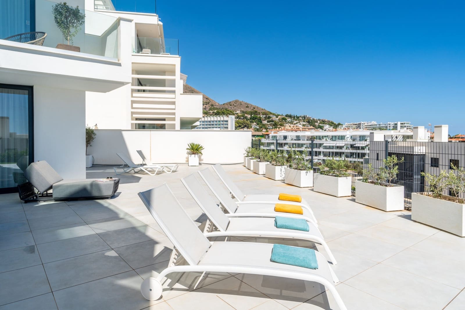 3 bedroom Apartment for sale in Fuengirola with pool garage - € 1,067,000 (Ref: 8210219)