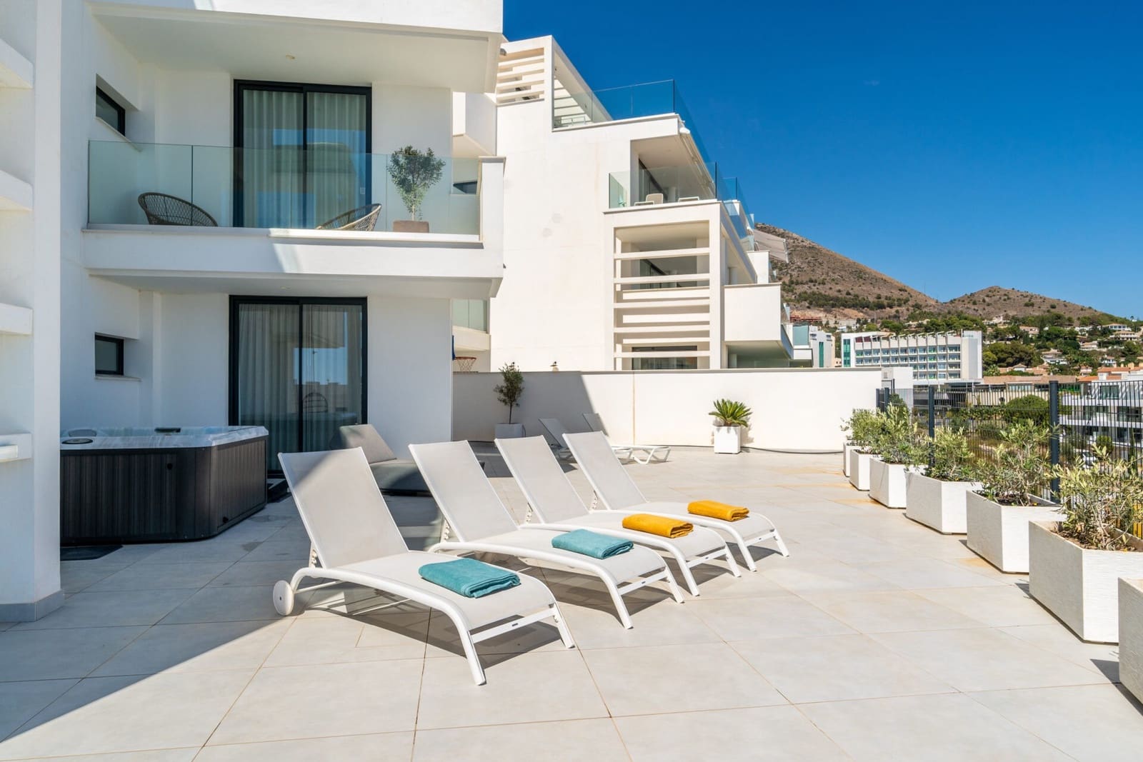 3 bedroom Apartment for sale in Fuengirola with pool garage - € 1,067,000 (Ref: 8210219)