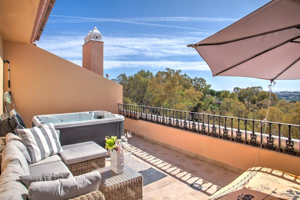 2 bedroom Apartment for sale in Nueva Andalucia with pool garage - € 750,000 (Ref: 8210220)