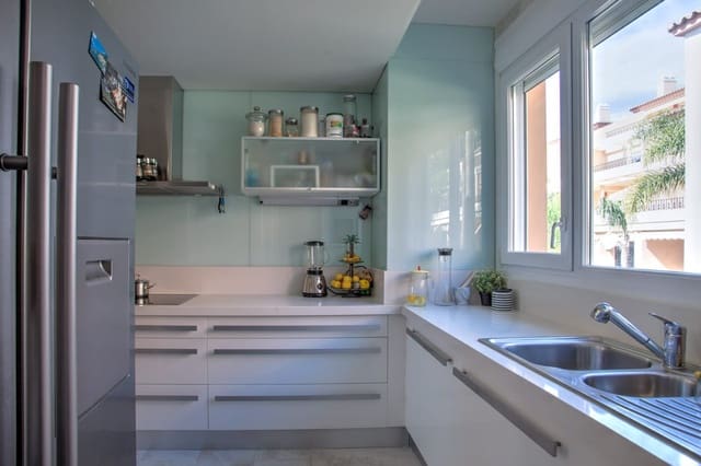 2 makuuhuone Huoneisto myytävänä paikassa Nueva Andalucia, Marbella mukana uima-altaan 
autotalli - 750 000 € (Ref: 8210220)