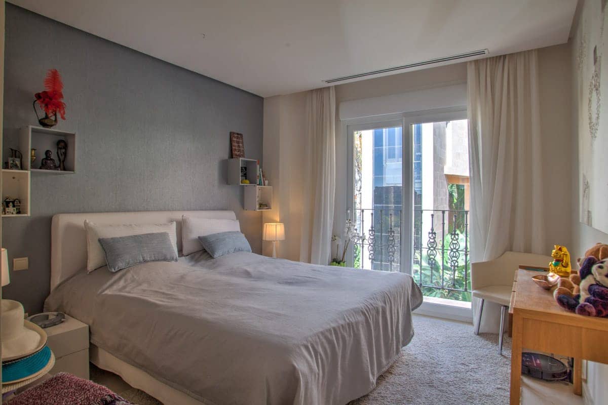 2 bedroom Apartment for sale in Nueva Andalucia with pool garage - € 750,000 (Ref: 8210220)