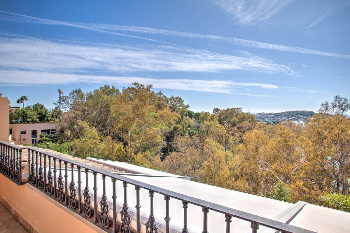 2 bedroom Apartment for sale in Nueva Andalucia with pool garage - € 750,000 (Ref: 8210220)