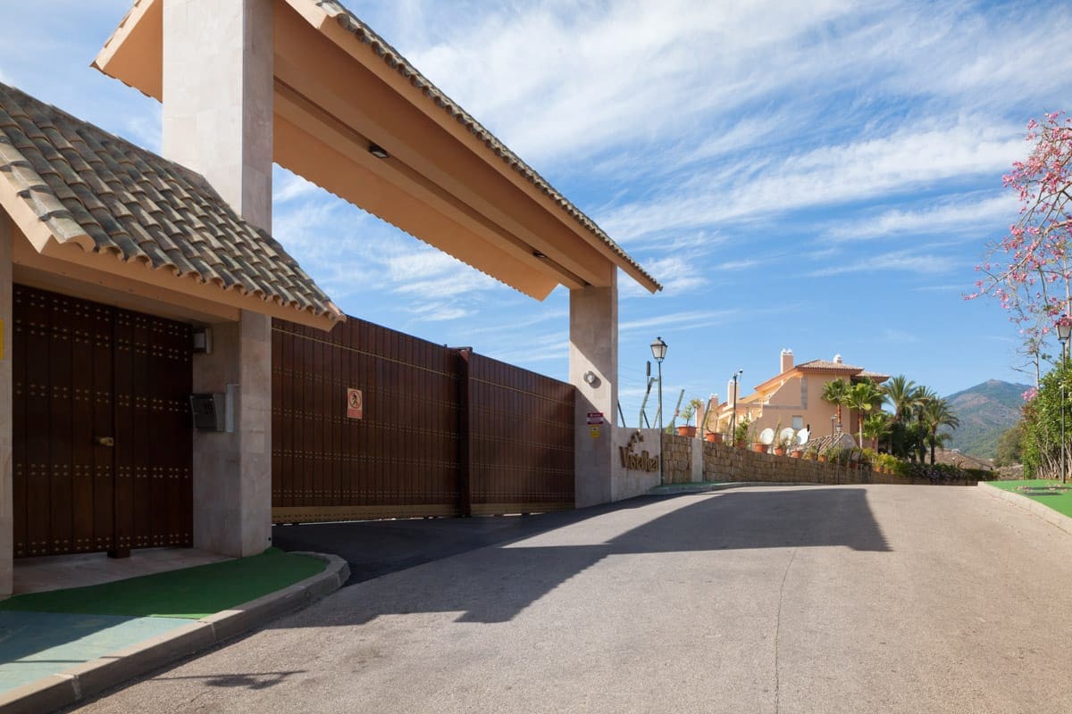 2 bedroom Apartment for sale in Nueva Andalucia with pool garage - € 750,000 (Ref: 8210220)