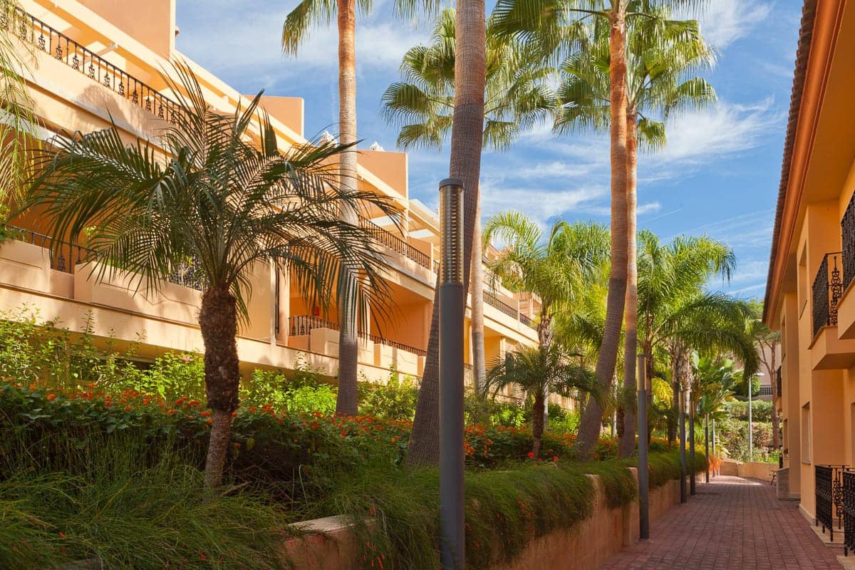 2 bedroom Apartment for sale in Nueva Andalucia with pool garage - € 750,000 (Ref: 8210220)