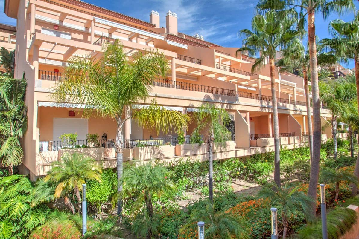 2 bedroom Apartment for sale in Nueva Andalucia with pool garage - € 750,000 (Ref: 8210220)