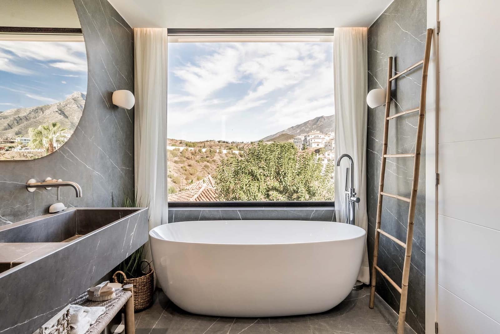 5 makuuhuone Huvila myytävänä paikassa Nueva Andalucia mukana uima-altaan 
autotalli - 2 950 000 € (Ref: 8302701)