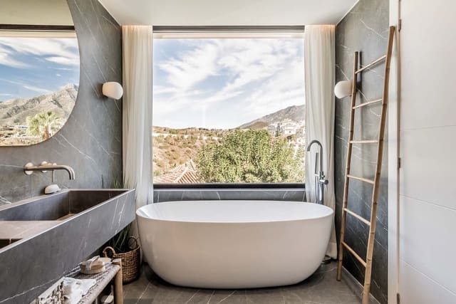 5 makuuhuone Huvila myytävänä paikassa Nueva Andalucia, Marbella mukana uima-altaan 
autotalli - 2 950 000 € (Ref: 8302701)