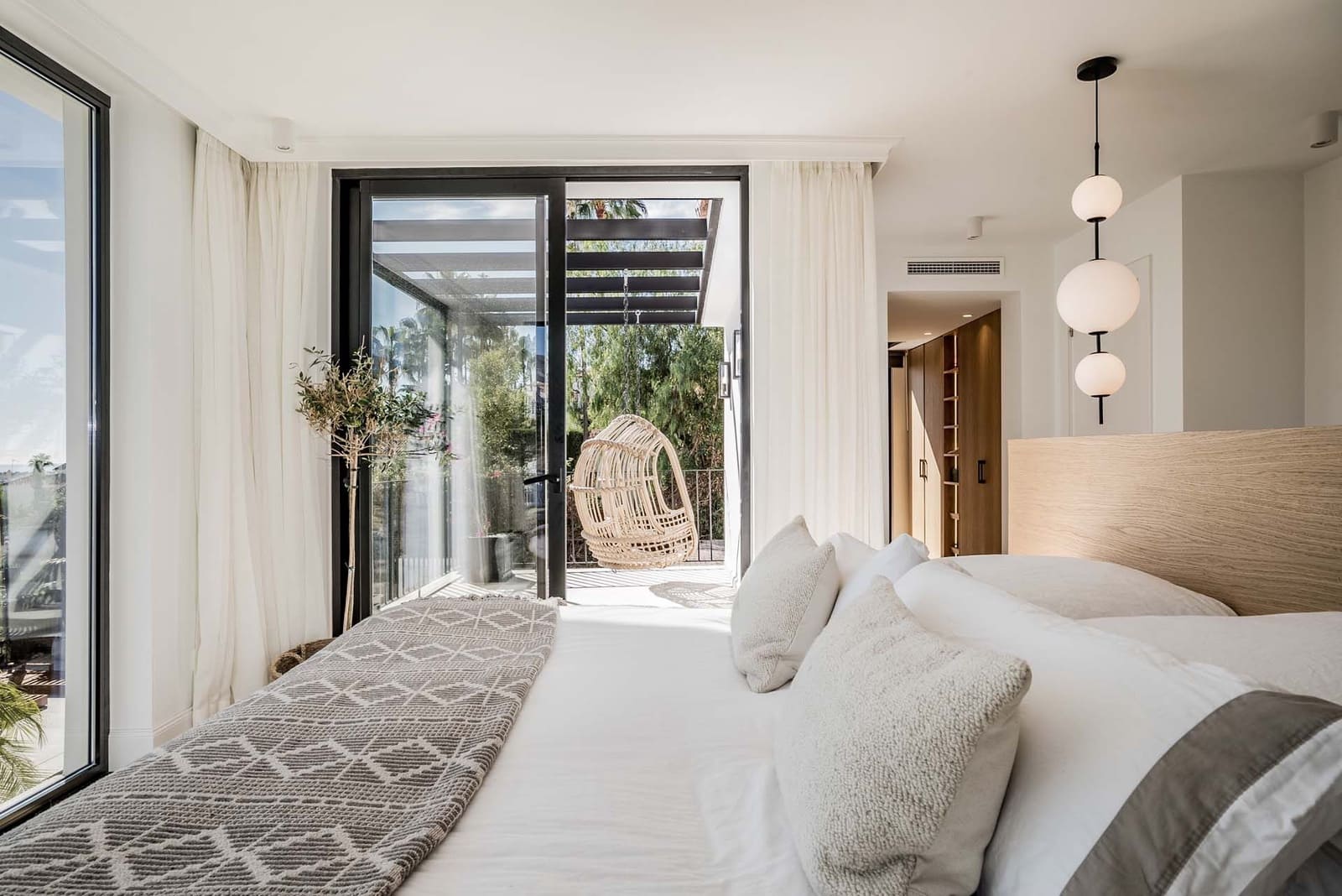 5 makuuhuone Huvila myytävänä paikassa Nueva Andalucia mukana uima-altaan 
autotalli - 2 950 000 € (Ref: 8302701)