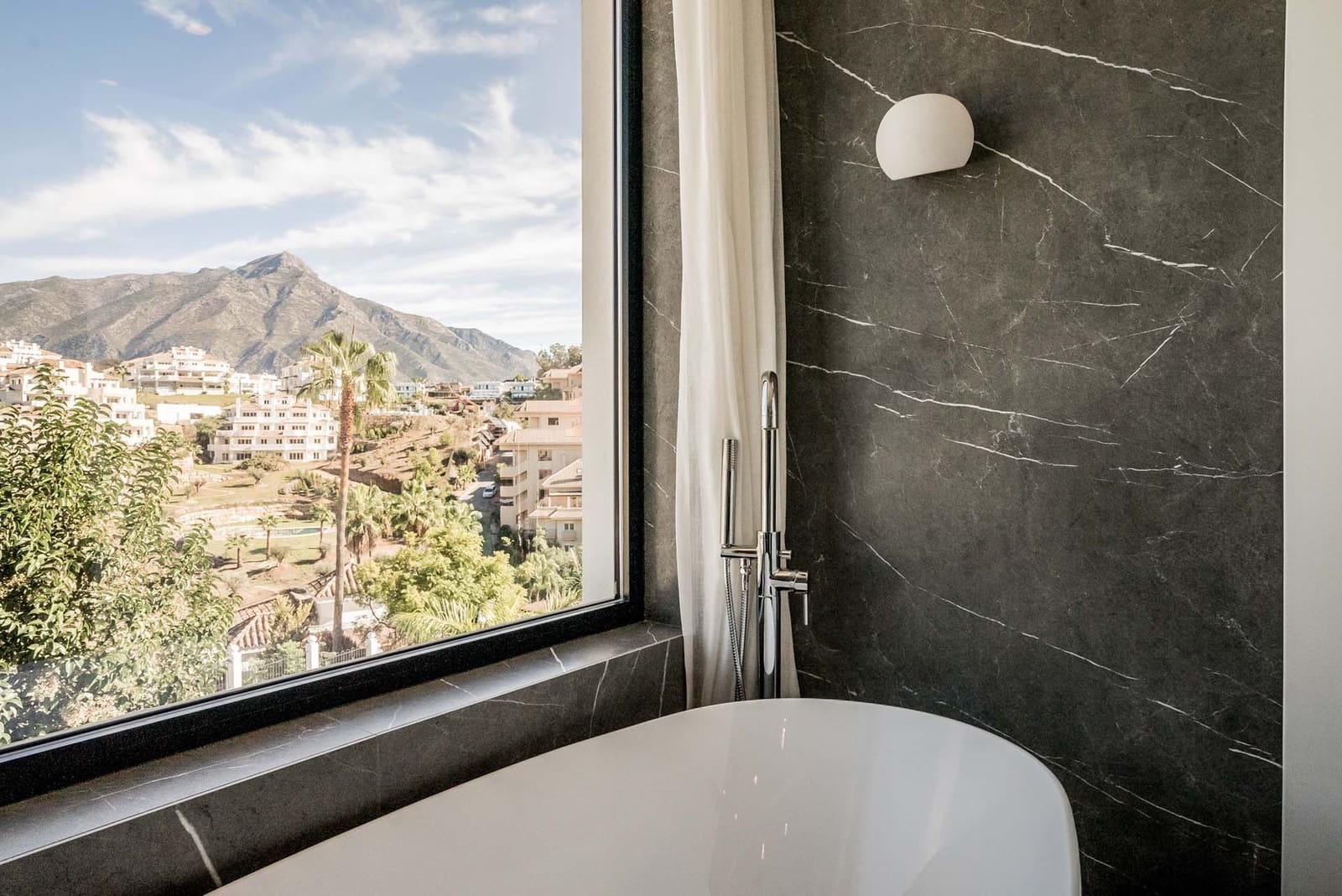 5 makuuhuone Huvila myytävänä paikassa Nueva Andalucia mukana uima-altaan 
autotalli - 2 950 000 € (Ref: 8302701)