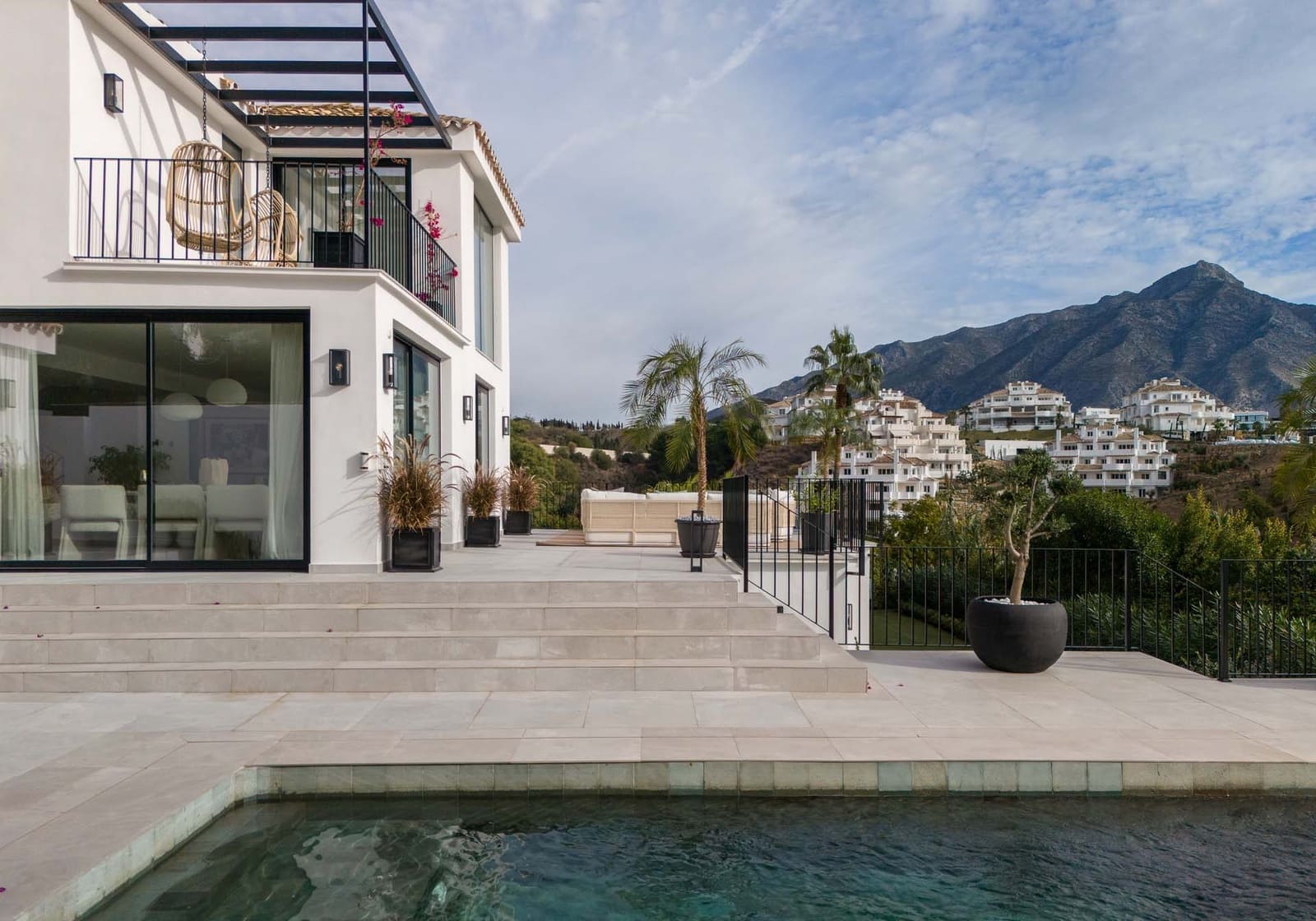 5 makuuhuone Huvila myytävänä paikassa Nueva Andalucia mukana uima-altaan 
autotalli - 2 950 000 € (Ref: 8302701)