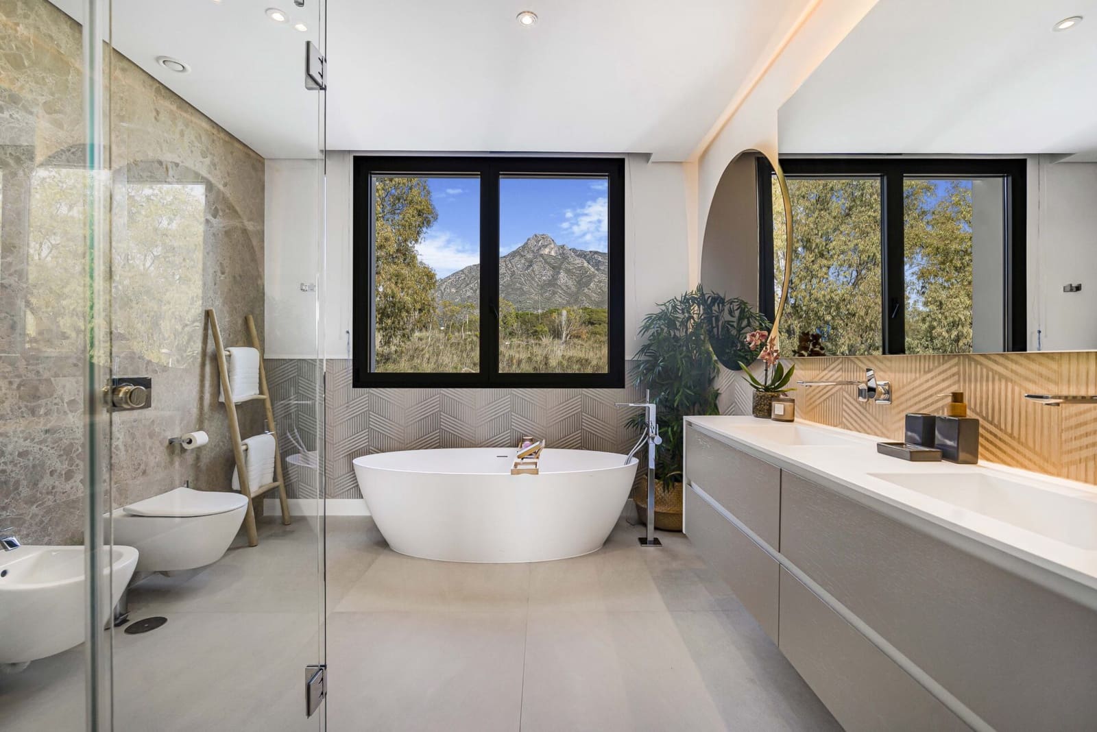 6 soverom Villa til salgs i Golden Mile med svømmebasseng garasje - € 5 900 000 (Ref: 8302709)