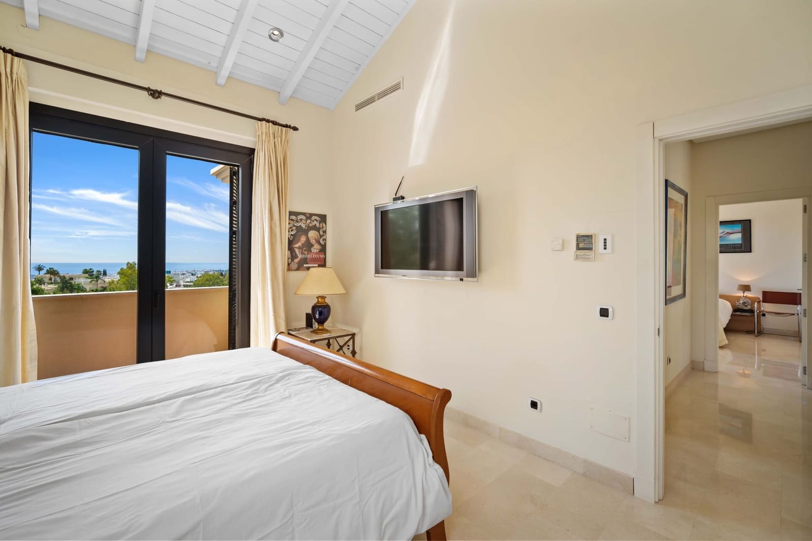 5 bedroom Villa for sale in Marbella with pool garage - € 2,650,000 (Ref: 8302710)