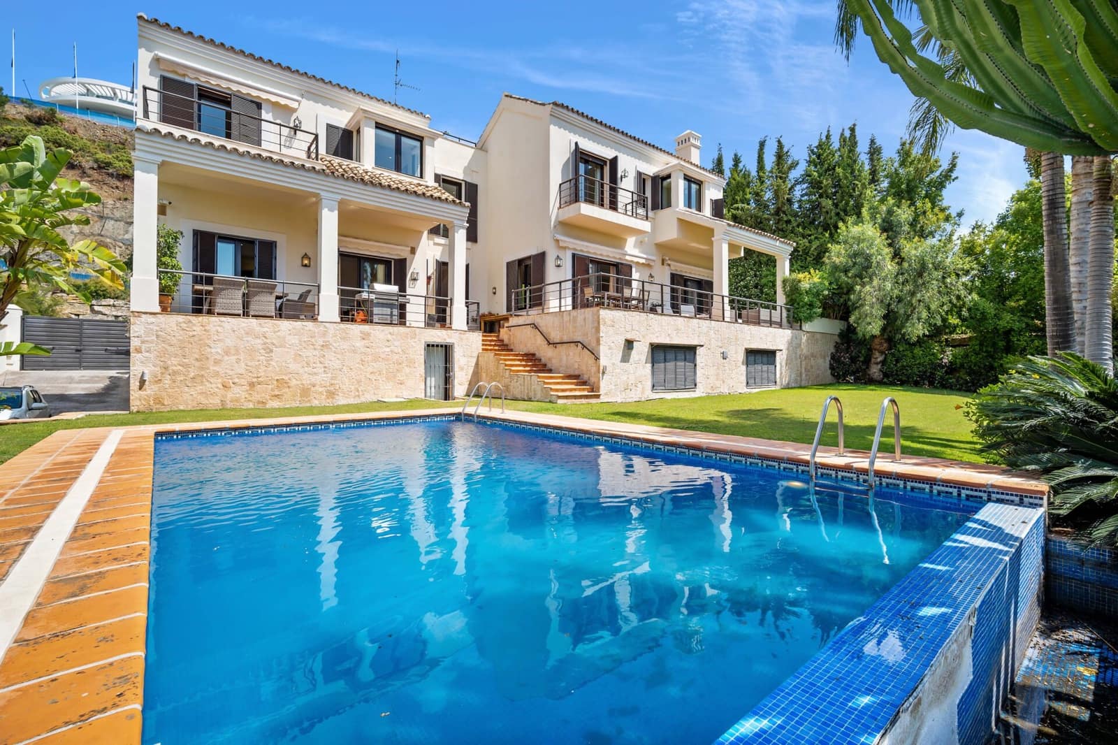 5 bedroom Villa for sale in Marbella with pool garage - € 2,650,000 (Ref: 8302710)