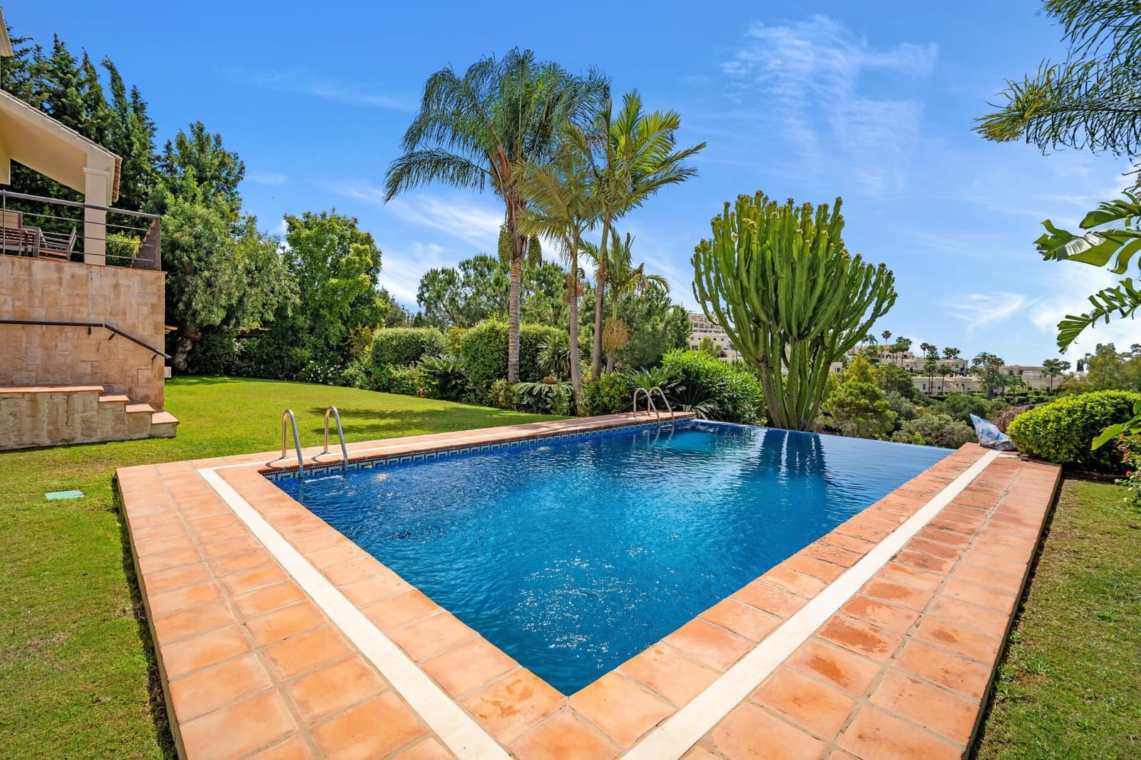 5 bedroom Villa for sale in Marbella with pool garage - € 2,650,000 (Ref: 8302710)